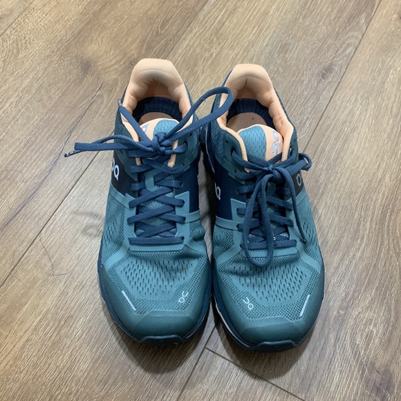 On running shoes - Picture 3 of 5